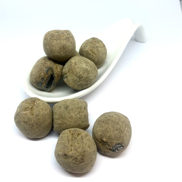 Lakritzstücke mit Salmiakpuder