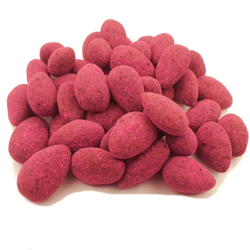 Mandelkerne in Zartbitterschokolade mit Himbeerpulver