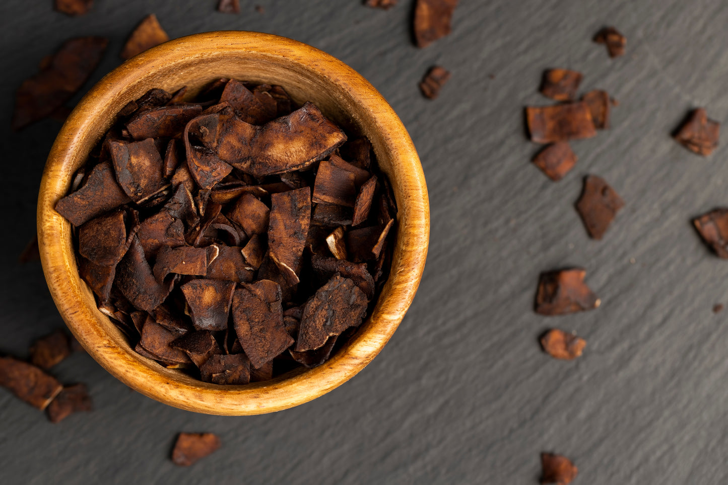 Kokoschips mit Kakaopulver